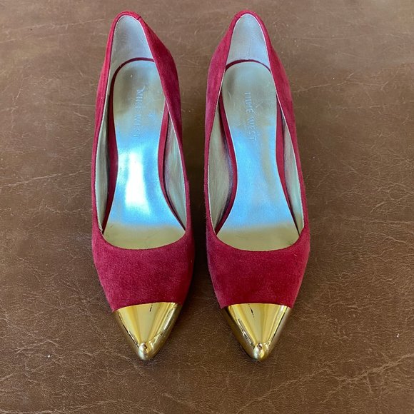 Nine West 6M Red Suede with Gold Toe Cap Pump - Picture 5 of 15